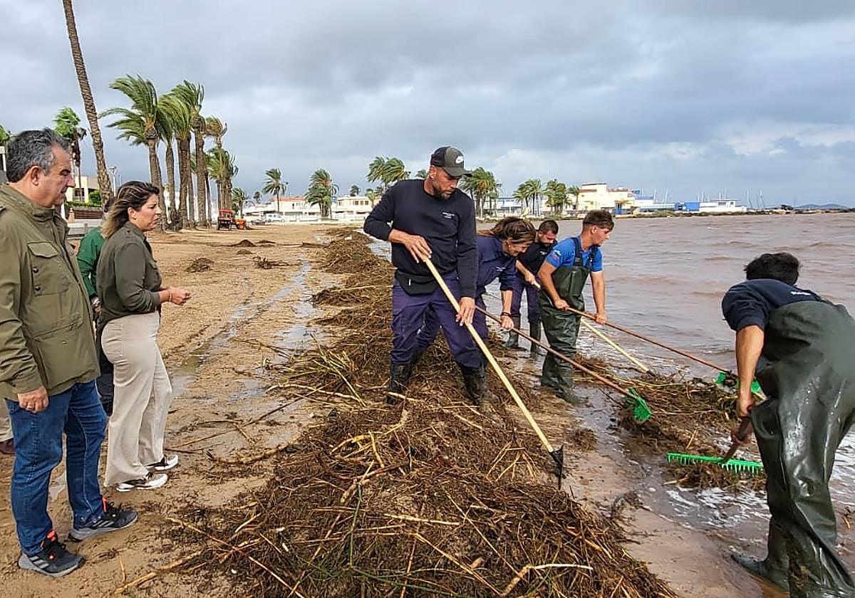 El consejero de Medio Ambiente, Juan María Vázquez, y la alcaldesa de Cartagena, Noelia Arroyo, este lunes, en Islas Menores.