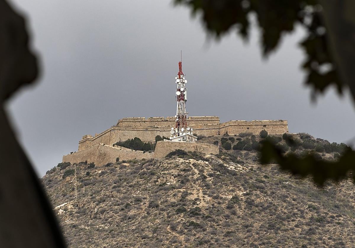 Vista de la silueta que dibuja el castillo sobre el cerro de la Atalaya en una imagen tomada desde el centro de la ciudad esta semana pasada.