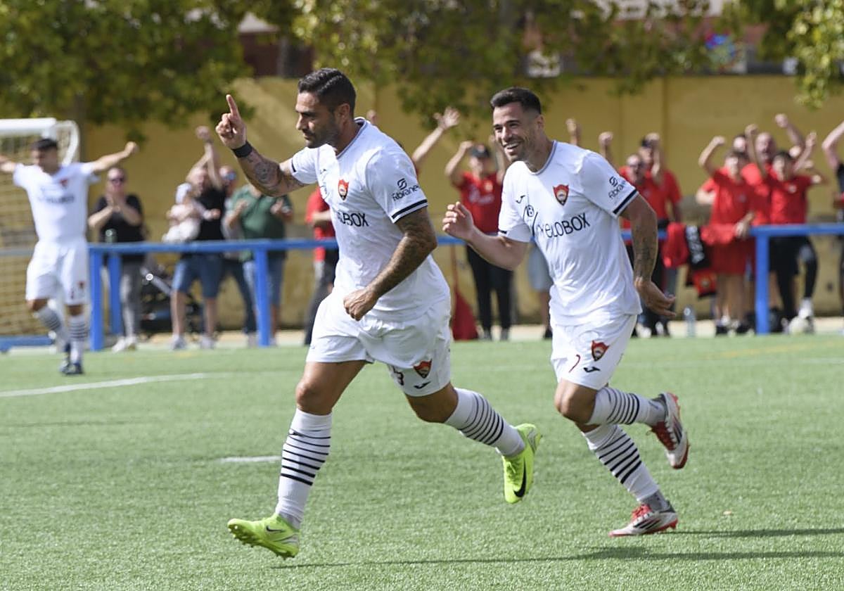 Florian y Samu celebran un tanto del Cieza, ayer, en El Palmar.