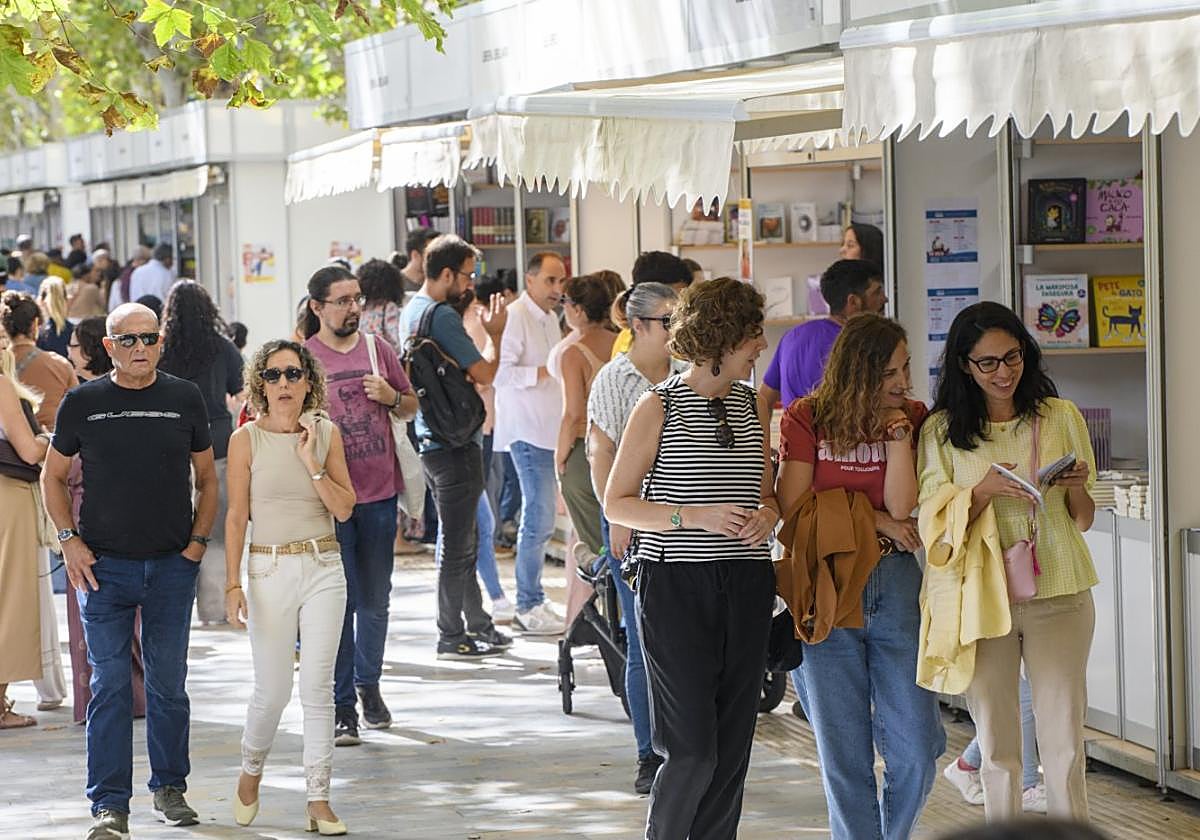 Ambiente en la Feria del Libro de Murcia, ayer, en Alfonso X El Sabio, con bastante afluencia.