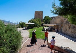 Turistas recorren el castillo, en una imagen de archivo.
