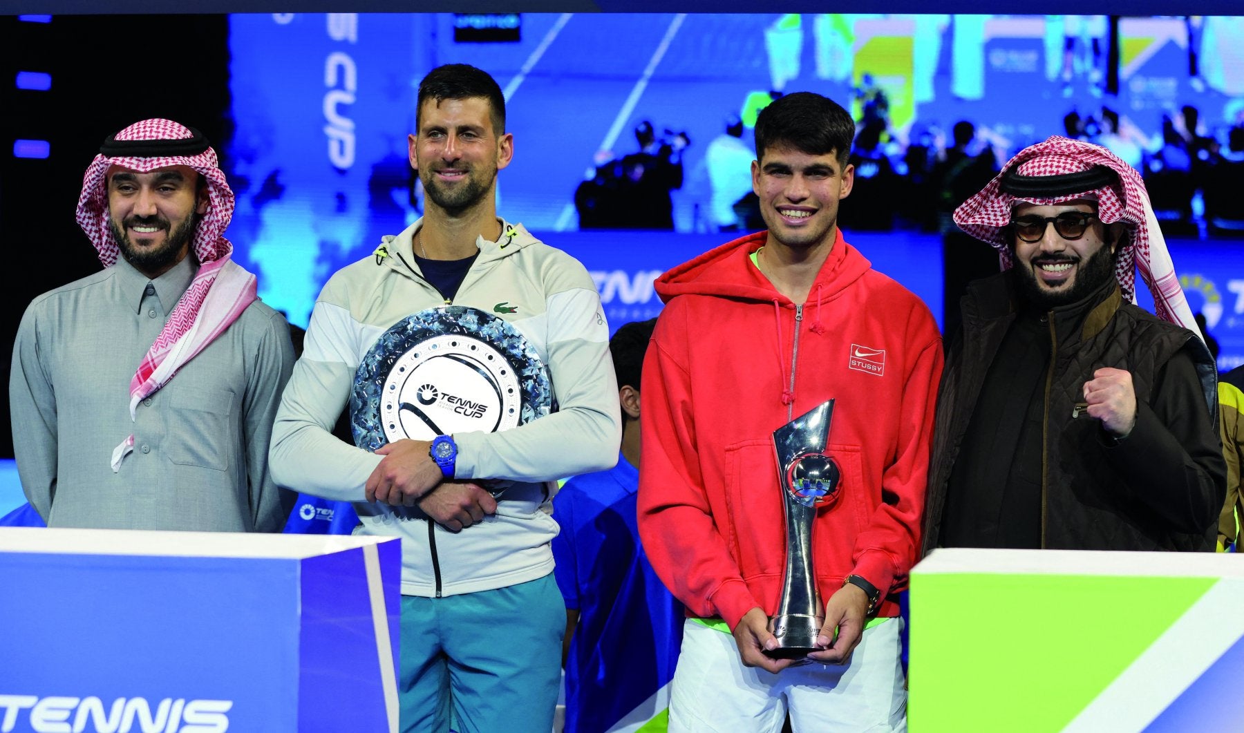 Djokovic y Alcaraz, sonrientes, tras su exhibición de hace dos años en Riad (Arabia Saudí).