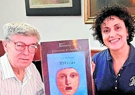 Juan Espinosa y Mari Carmen Carrión con la portada de 'Míticas' en la cafetería Tebas.