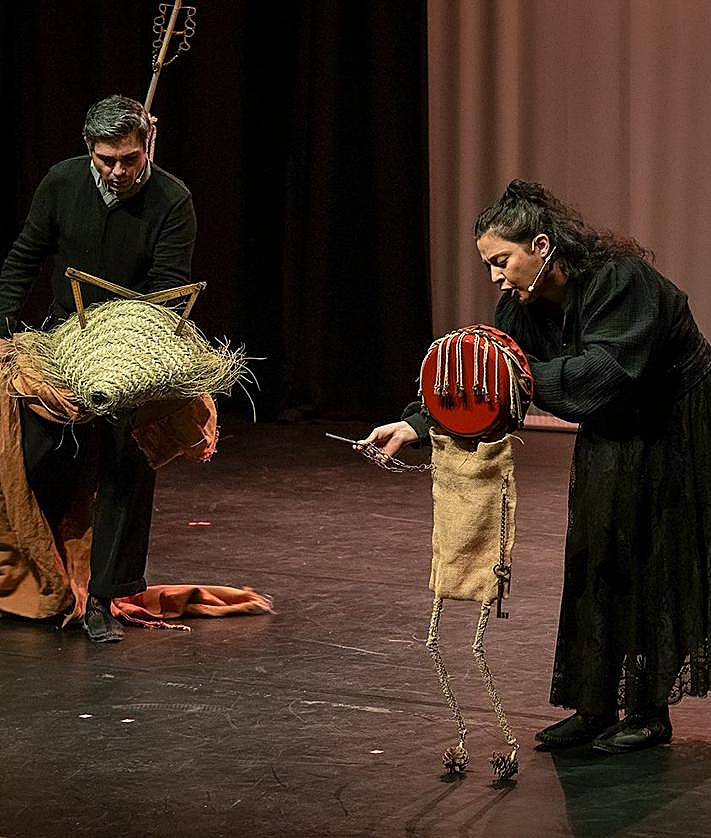 Imagen secundaria 2 - Los cuatro intérpretes de 'Cría cuerdos' sobre el escenario. | Escena de 'Arrullo', de La Púa Escénica y Nacho Vilar Producciones.