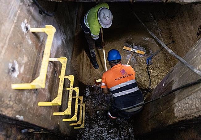 Dos operarios, en el centro de distribución del Taibilla en El Mirador.