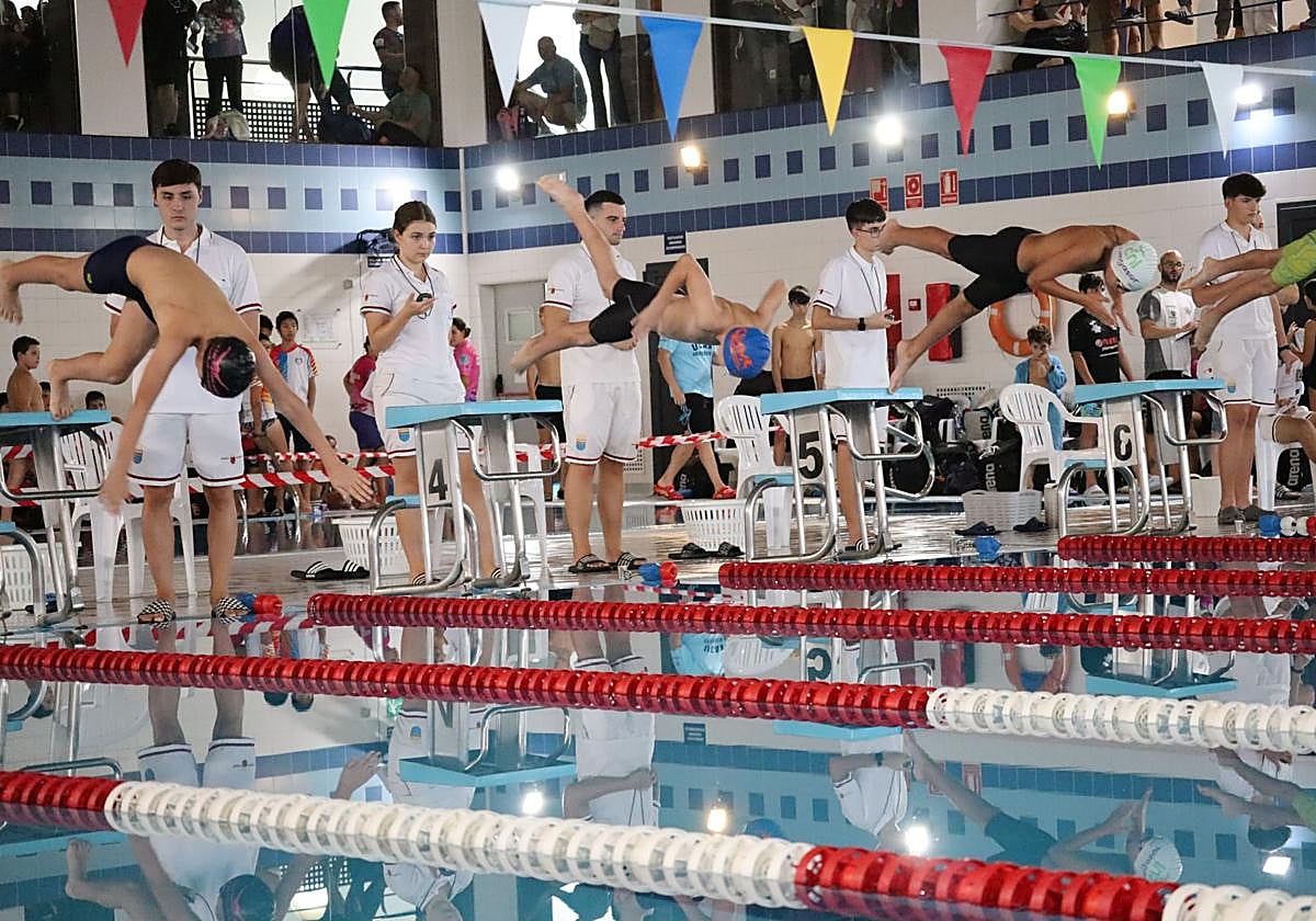 Inicio de la competición de 50 metros braza.