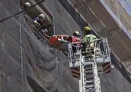 Un trabajador de la construcción siendo rescatado, en una foto de archivo.