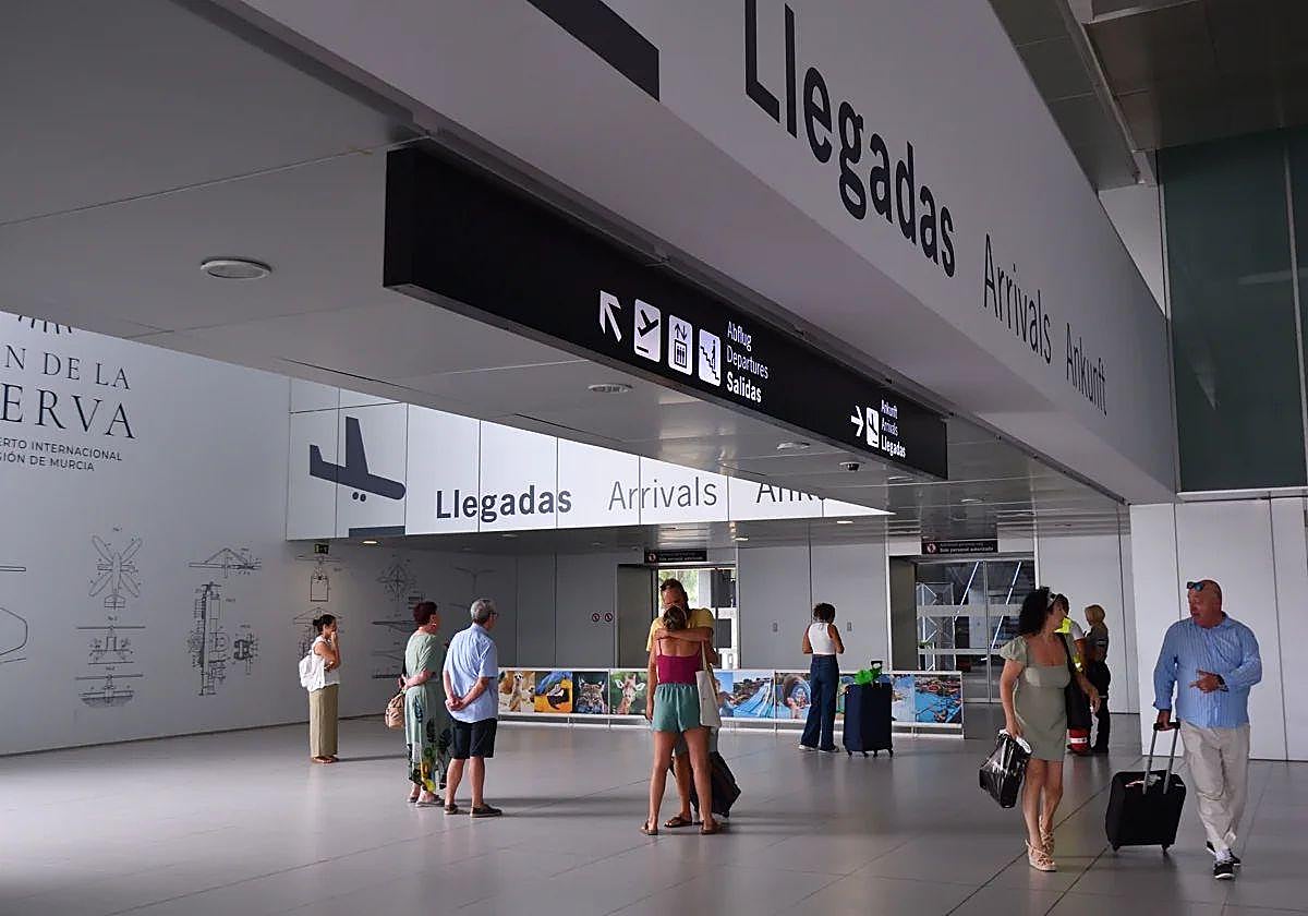 Viajeros llegando el pasado verano al Aeropuerto Internacional de la Región de Murcia.