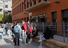 Alumnos a la salida de un instituto, en una imagen de archivo.