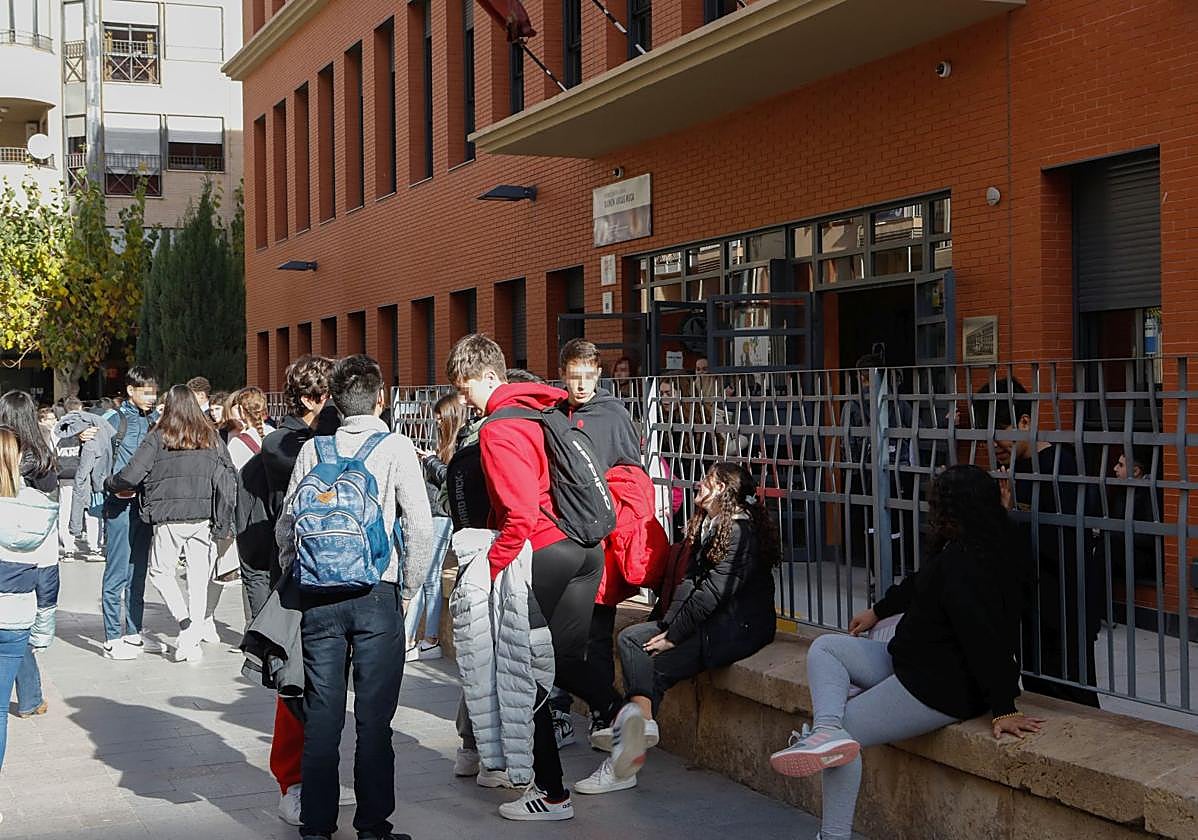 Alumnos a la salida de un instituto, en una imagen de archivo.