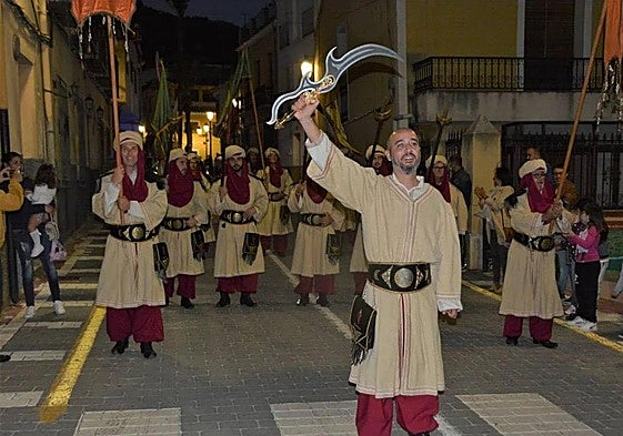 Imagen de archivo de un desfile de Moros y Cristianos en Ojós.