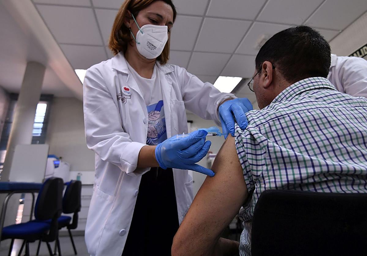 Una enfermera administra la vacuna a un paciente, en una imagen de archivo.