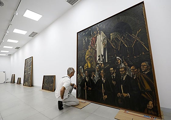 Montaje de la exposición 'Carpe y los maestros Solana y Vázquez Díaz', en el Ayuntamiento de Murcia.
