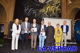 Los dos premiados junto al alcalde y los representantes de la asociación Misticos