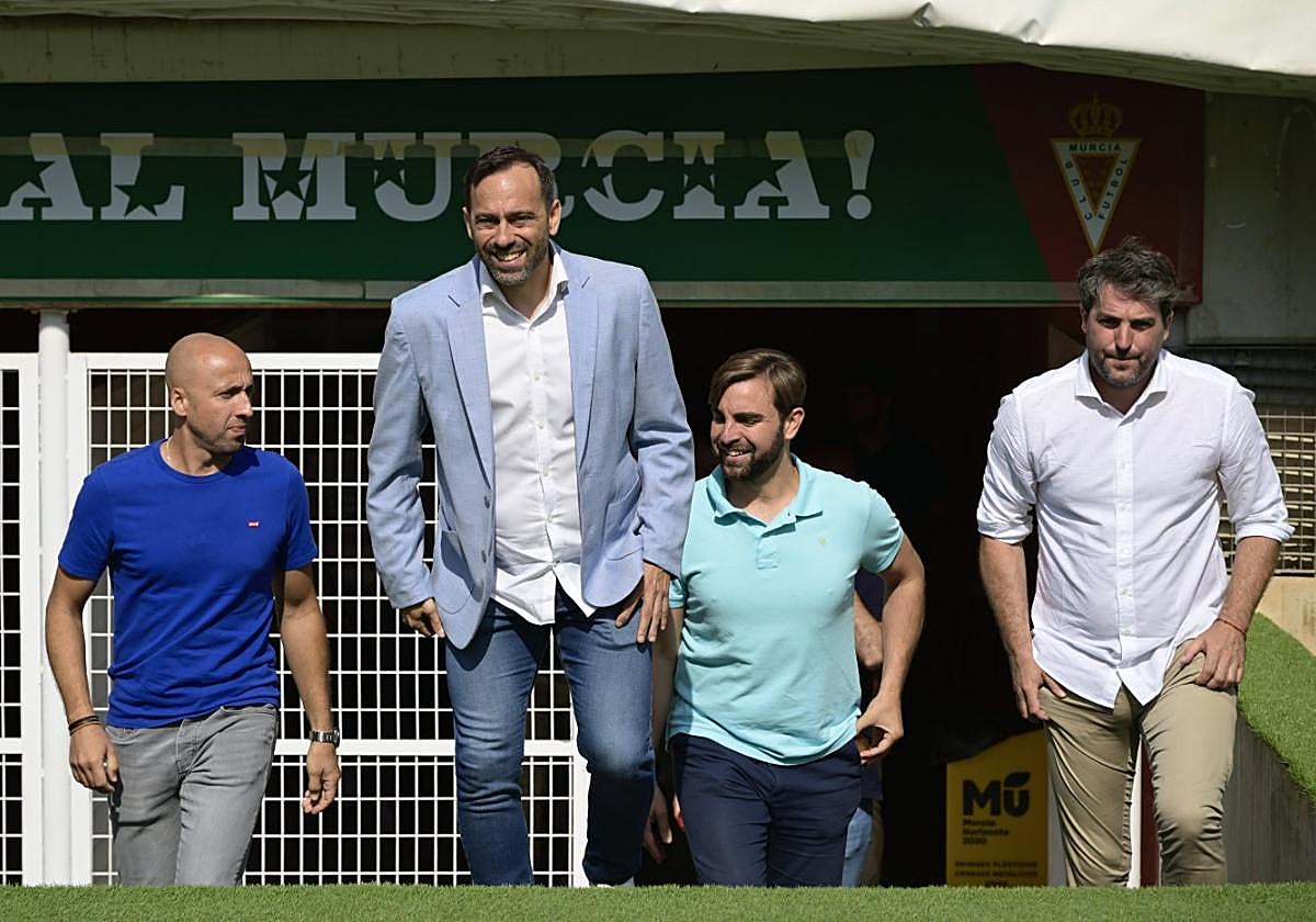 Fran Fernández, en su presentación como grana en junio de 2024, junto a Cañadas, segundo, Goiria y Juanjo Fernández.