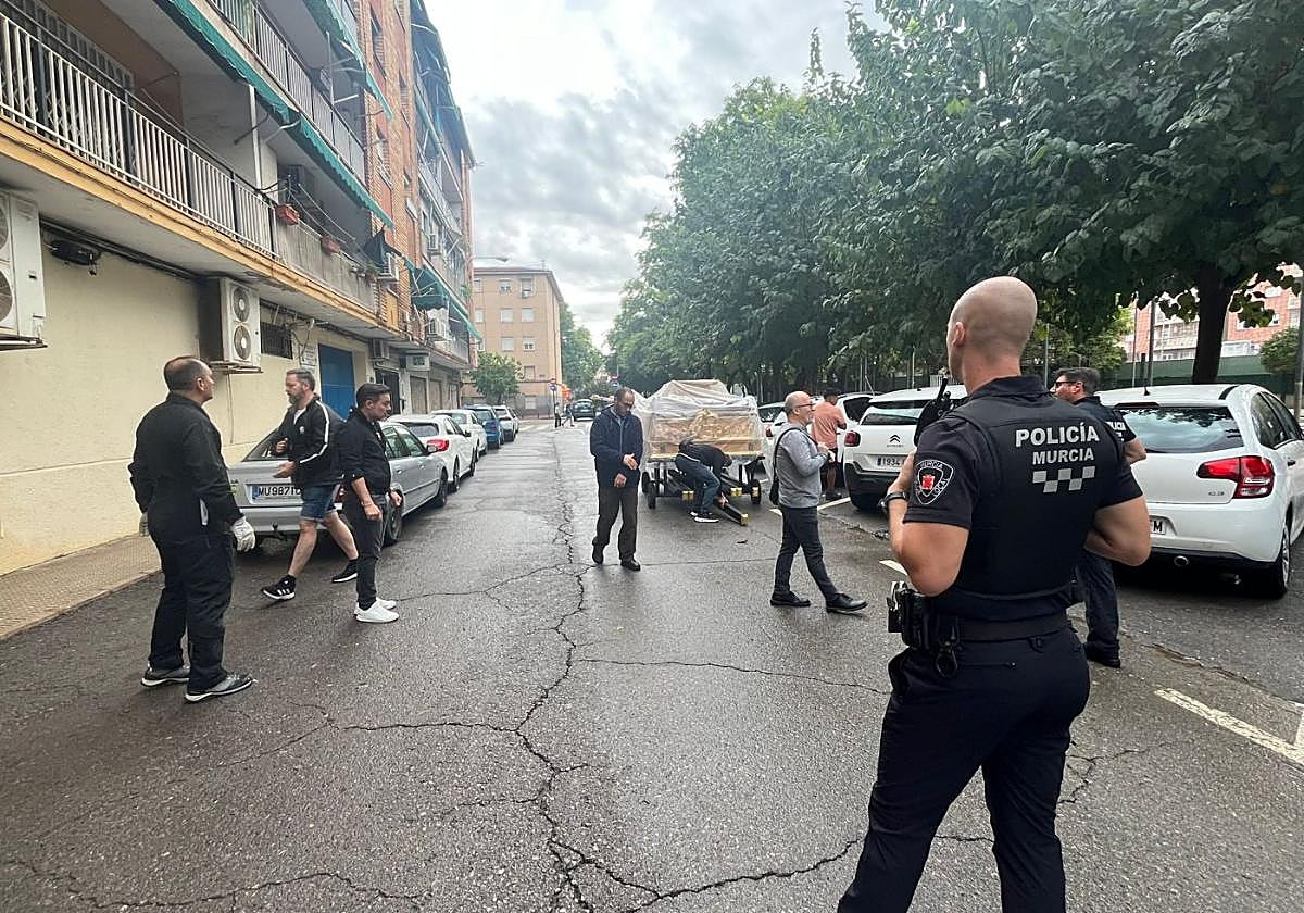 La Policía Local supervisó este sábado el traslado del trono.
