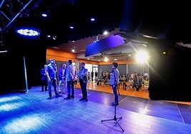 Ballesta visita, ayer, el centro cultural de Beniaján.