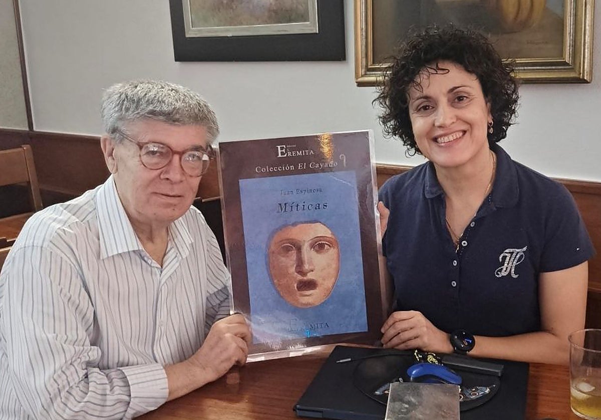 Juan Espinosa y Mari Carmen Carrión con la portada de 'Míticas' en la cafetería Tebas.