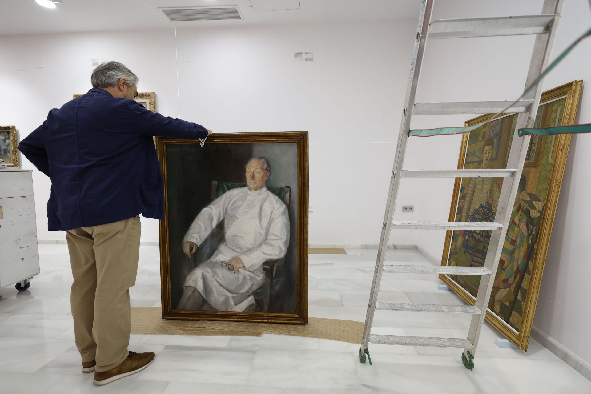 Las imágenes del montaje de la exposición &#039;Carpe y los maestros Solana y Vázquez Díaz&#039; en Murcia