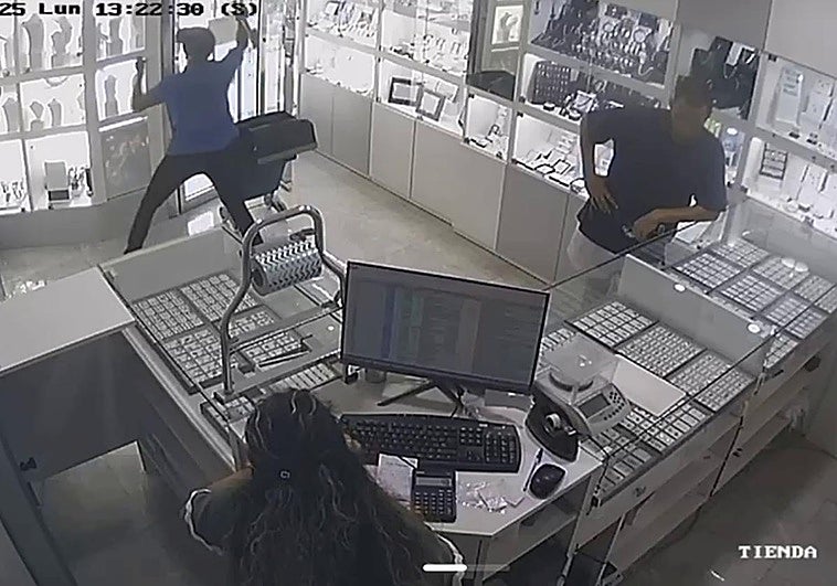 Imagen de las cámaras de seguridad de la joyería durante el robo.