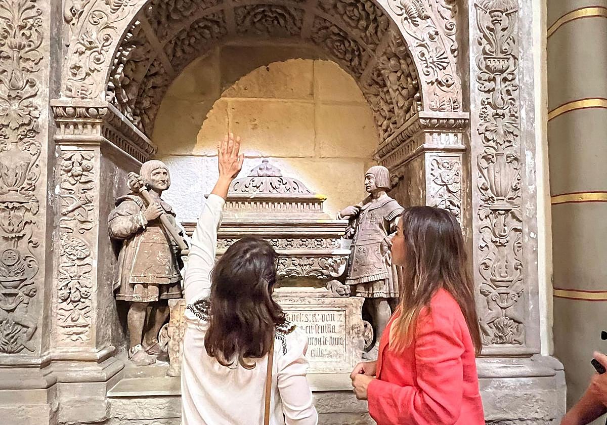 Rebeca Pérez y Josefa Monteagudo observando el monumento.