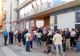 Vecinos congregados ante el centro cívico donde se encuentra el cuartelillo de la Policía Local, ahora cerrado.