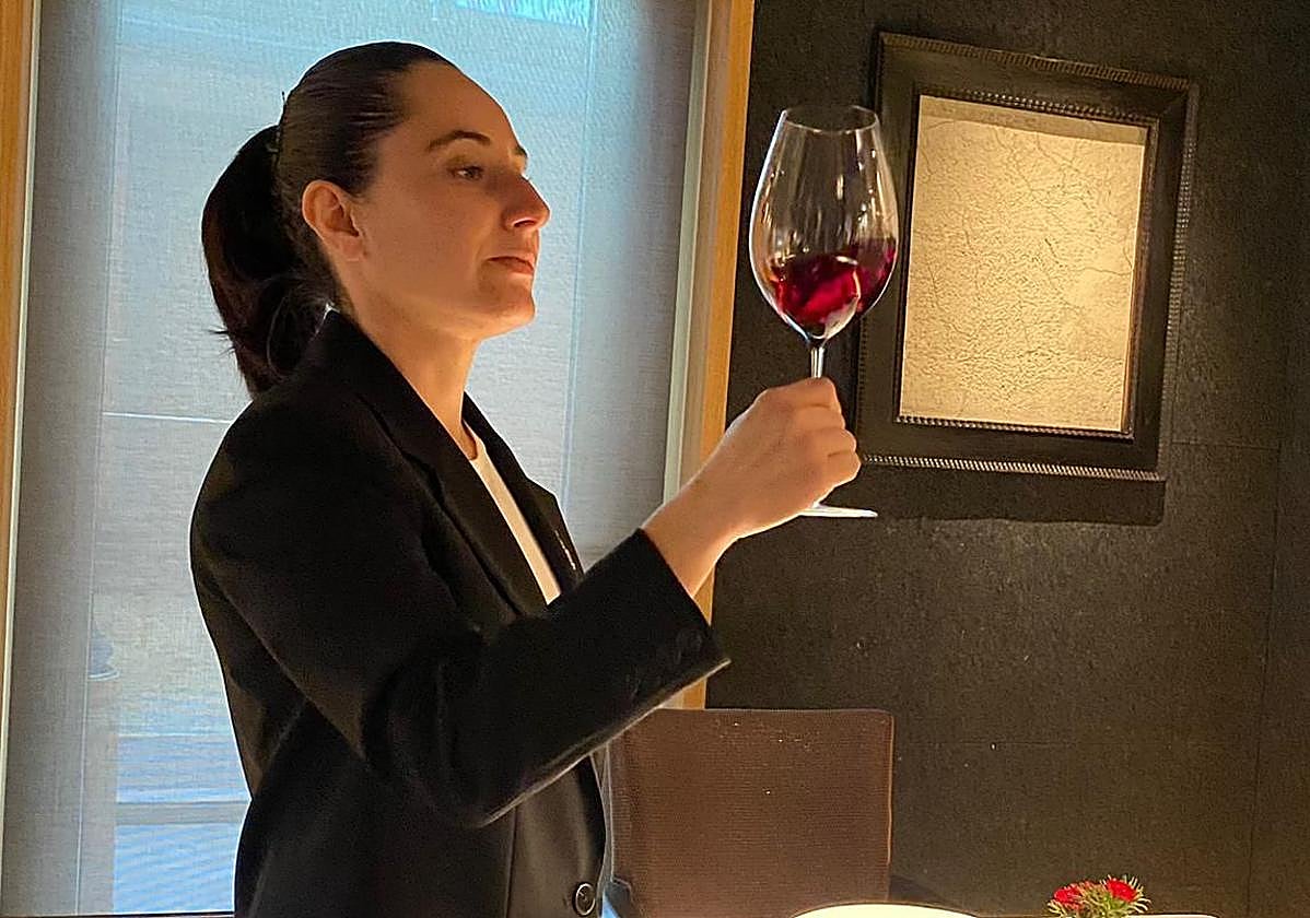 De cata. Lucía Marcilla, probando un vino en Arzak.