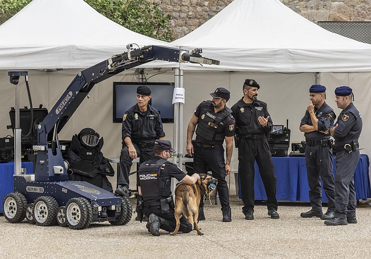 La exhibición de localización de explosivos, este miércoles, en la UPCT.