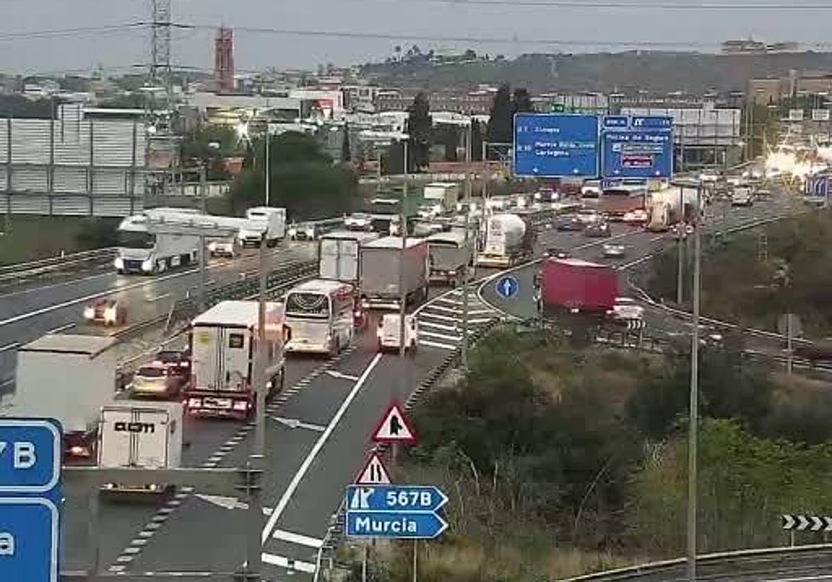 Estado del tráfico a la altura del enlace entre las autovías A-30 y A-7, este miércoles a las 8.09 horas.