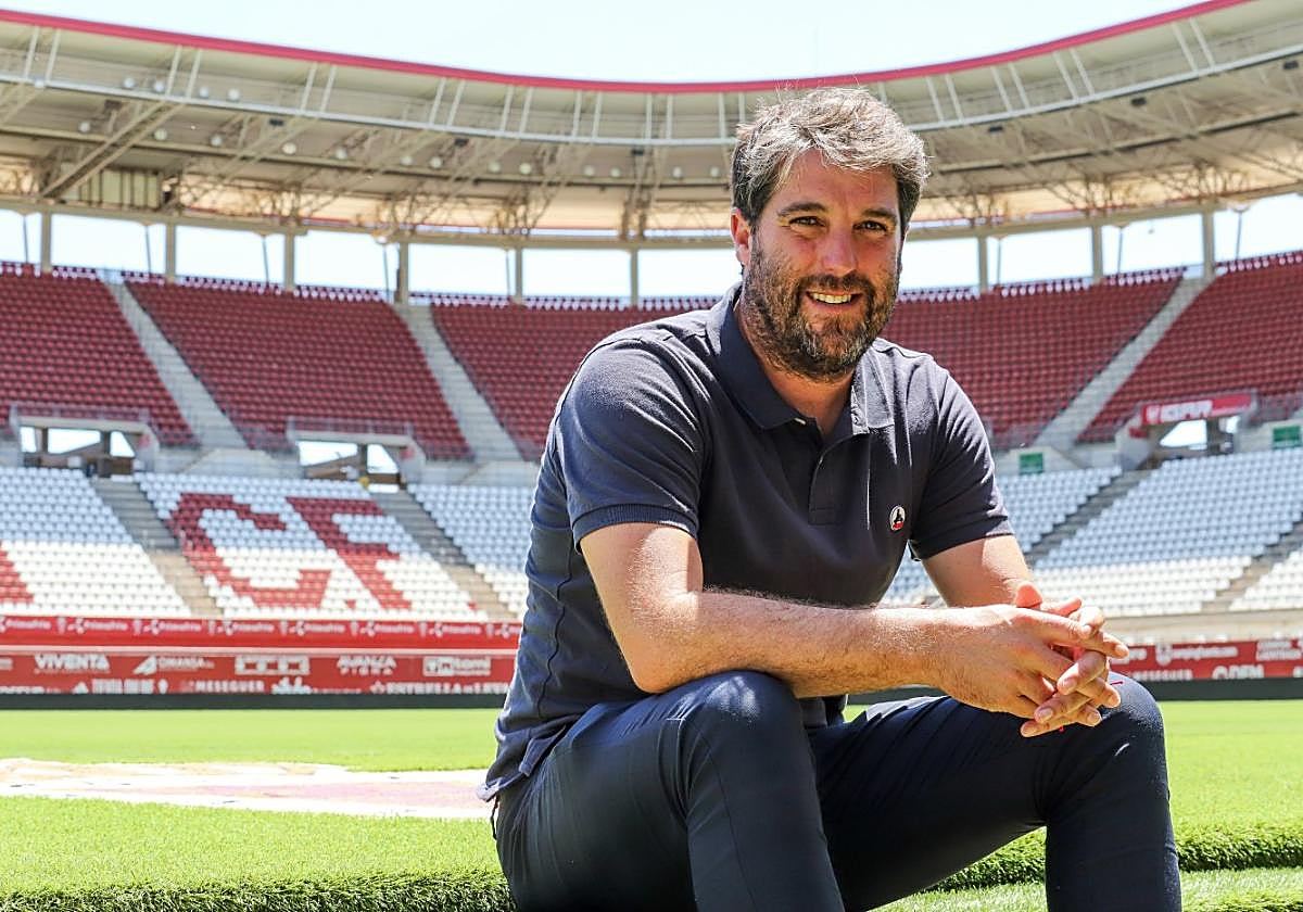 Asier Goiria, director deportivo del Real Murcia, en las escaleras que dan acceso desde el túnel de vestuarios al terreno de juego del Enrique Roca.