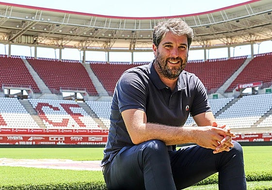 Asier Goiria, director deportivo del Real Murcia, en las escaleras que dan acceso desde el túnel de vestuarios al terreno de juego del Enrique Roca.