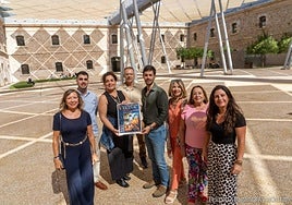 El edil de Cultura sujeta el cartel, junto a los organizadores.