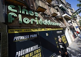 Rótulo de los Cines Floridablanca en la fachada, ayer.