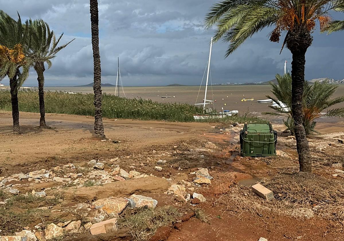 Contenedores y grava fueron arrastrados hasta la orilla del mar.