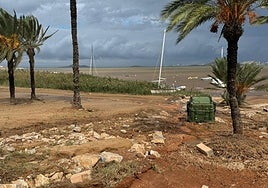 Contenedores y grava fueron arrastrados hasta la orilla del mar.