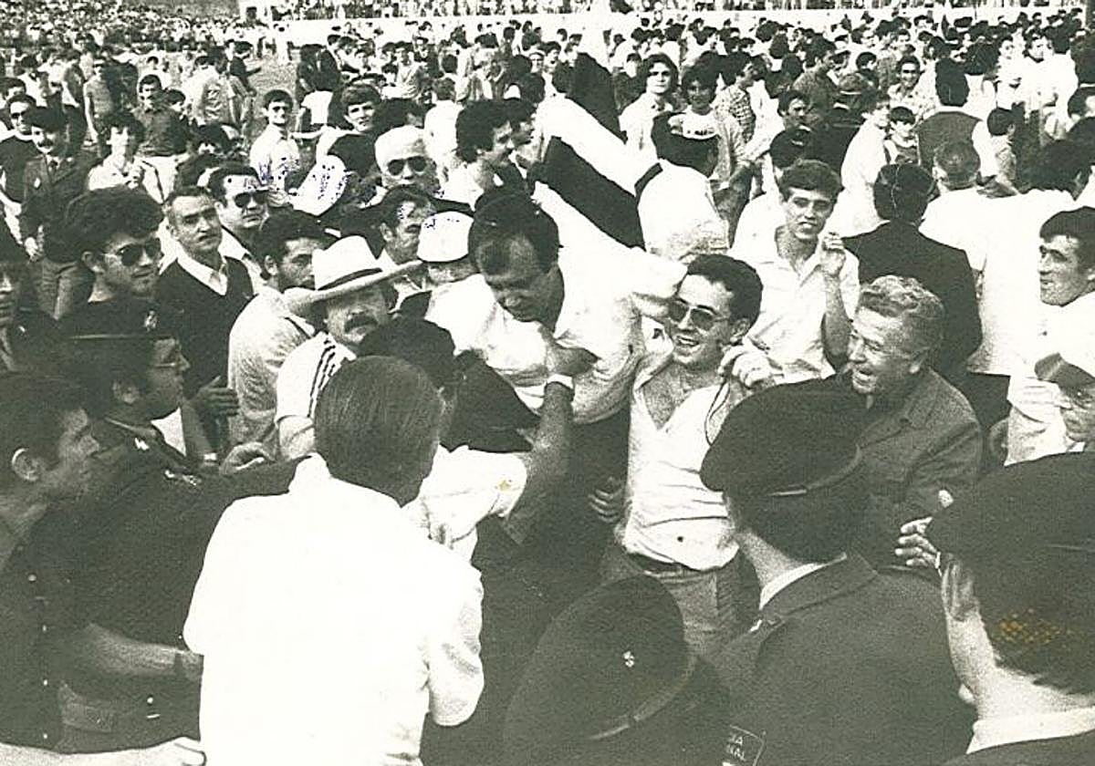 Los aficionados del Cartagena sacan a hombros del Almarjal a su entrenador, Baby, tras el ascenso a Segunda B, el 25 de mayo de 1980.