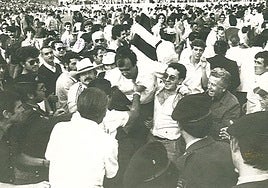 Los aficionados del Cartagena sacan a hombros del Almarjal a su entrenador, Baby, tras el ascenso a Segunda B, el 25 de mayo de 1980.