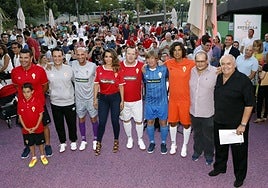 José Luis Moreno y Raúl Moro, a la derecha en la imagen, durante la presentación de la equipación del Real Murcia el 10 de julio de 2017.