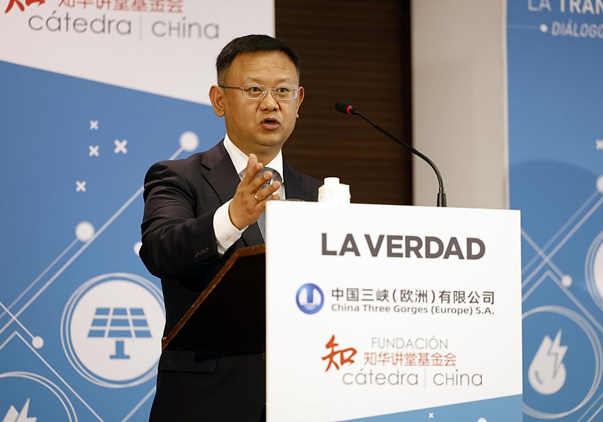 El ministro consejero de la Embajada de China en España, Qu Xun, durante su intervención.