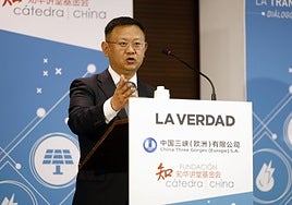 El ministro consejero de la Embajada de China en España, Qu Xun, durante su intervención.