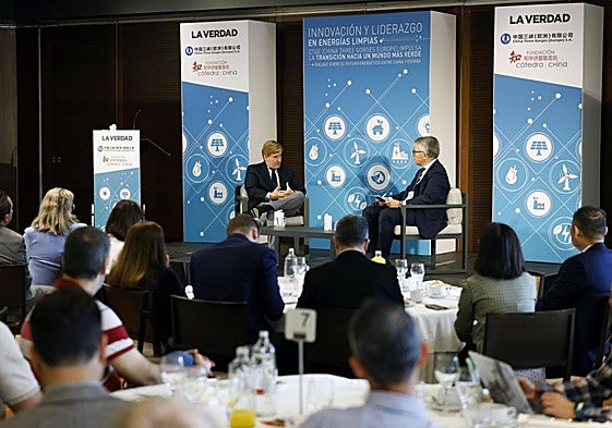 Coloquio. El periodista Gregorio Mármol (d), jefe de Redacción de LA VERDAD, entrevistó a Ignacio Herrero, CEO de CTGE (China Three Gorges Europe), ayer.