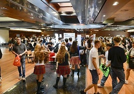 Estudiantes de Bachillerato, este miércoles, recorren los expositores de las universidades.