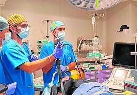 El equipo médico de HLA La Vega durante la intervención, un hito en la atención sanitaria especializada.