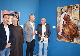 El concejal de Cultura, Joaquín Zaplana; el presidente de la asociación Místicos, padre Pascual Gil; el alcalde de Caravaca, José Francisco García; y el pintor Francisco Meduiña, junto a la obra ganadora.