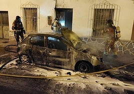 Bomberos de Cartagena sofocan el incendio de un coche en Pozo Estrecho.