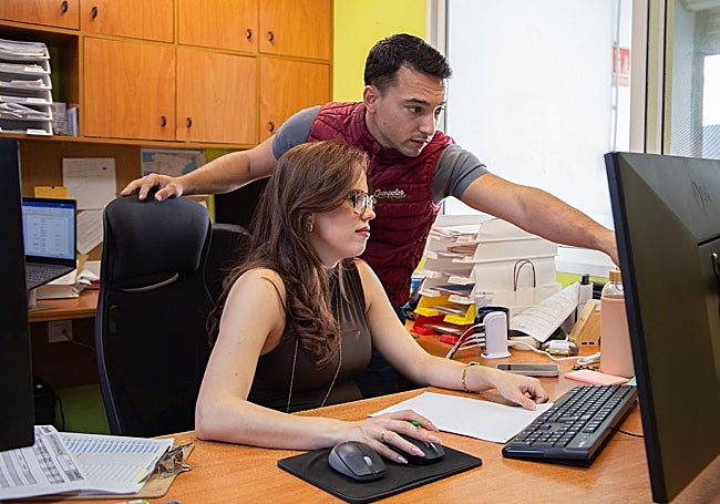 Juanfran Guevara y su esposa, Mónica Coronel, en la oficina.