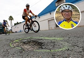 El bache, ya señalizado con pintura, causante del accidente en el que murió El Halcón; en detalle, José Luis Sarmiento.