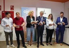 El consejero Marín, en el centro, junto a la concejala del Ayuntamiento de Murcia, Mercedes Bernabé, a su derecha, y miembros de AJE, en la presentación de la guía.