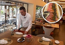 Junto al mar. Uno de los camareros prepara las mesas del establecimiento, a solo unos metros del mar, en el puerto de Cartagena.