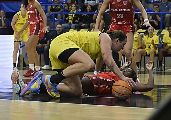 Billie Massey, en el suelo tras una jugada de ataque.